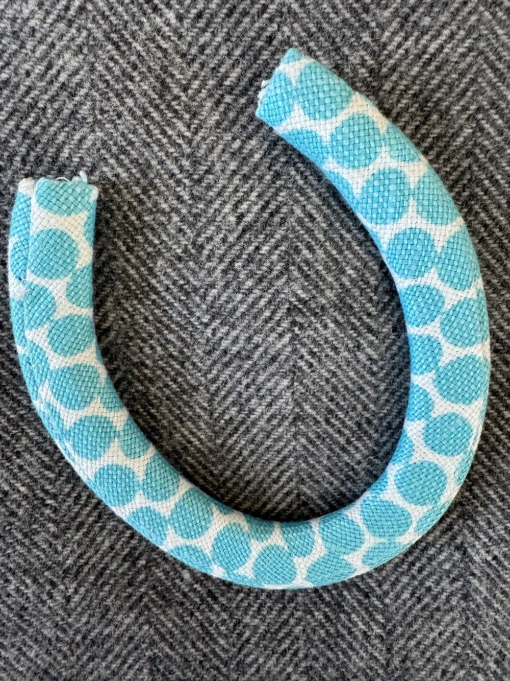 DARLING NWOT, SMALL HORSESHOE COVERED WITH FABRIC FROM HABLE CONSTRUCTION